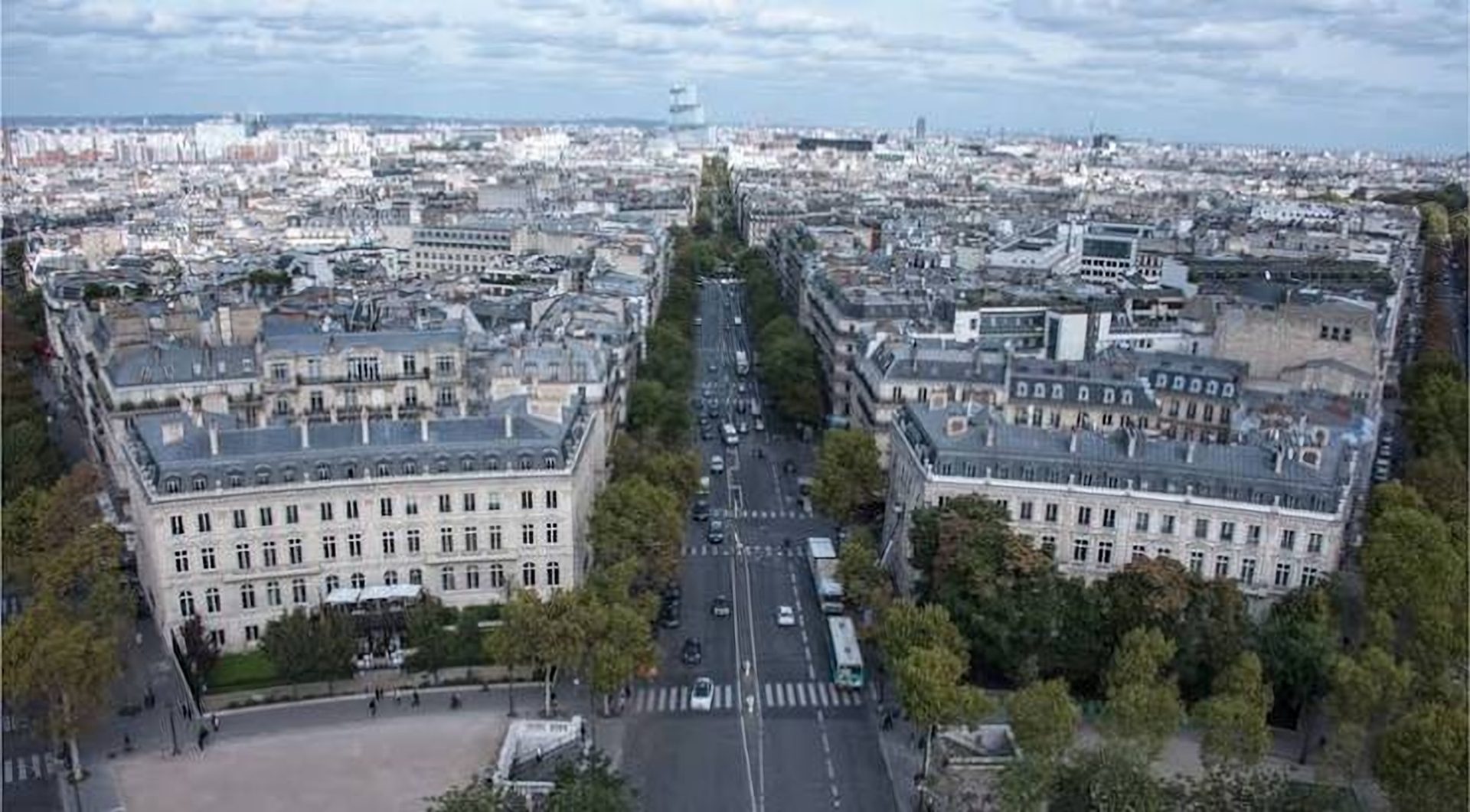 Avenue parisienne vue depuis l'Arc de Triomphe