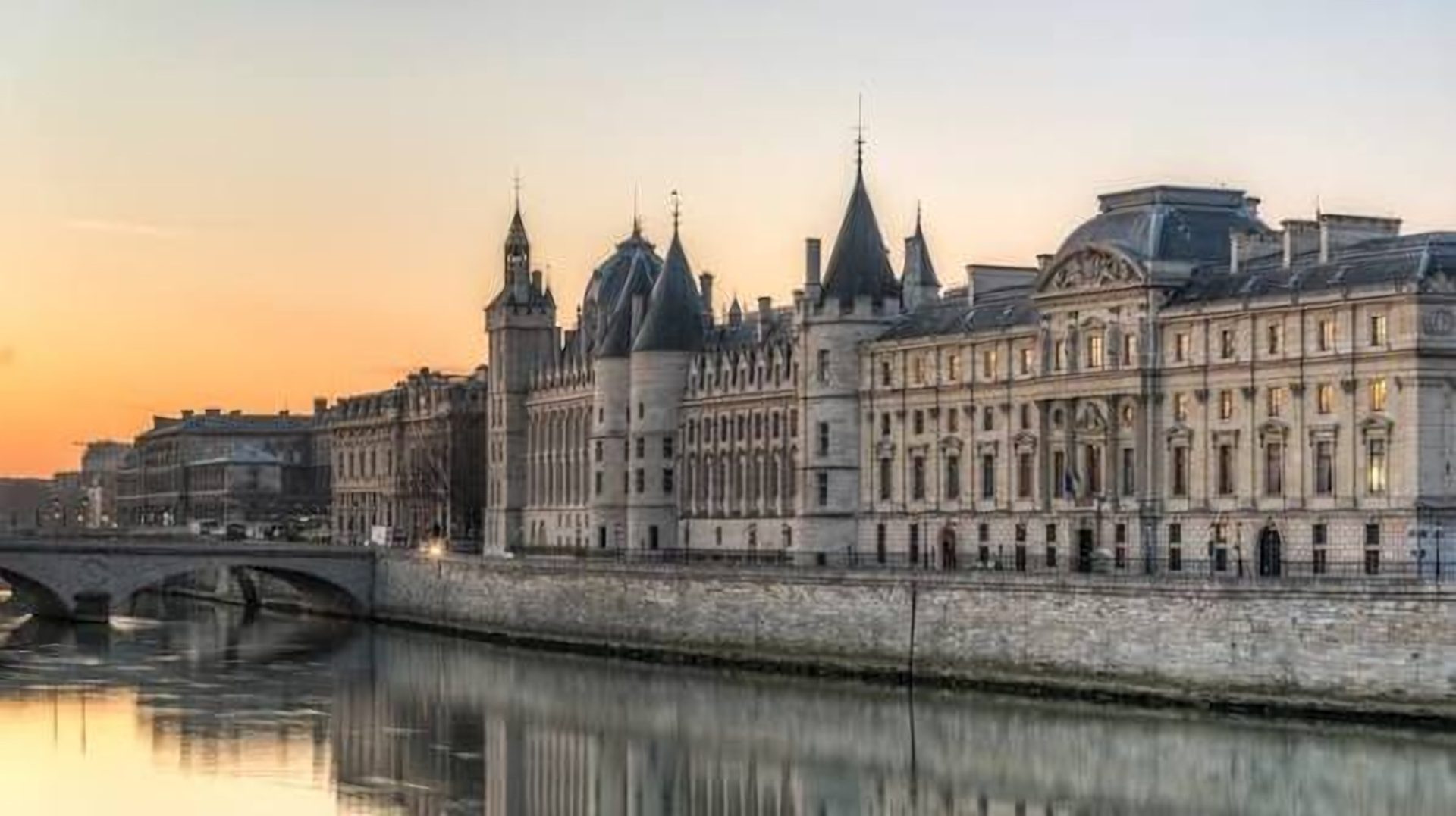 La Conciergerie au bord de la Seine