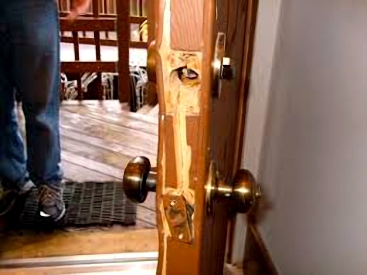 Porte d'entrée endommagée après une tentative d'effraction